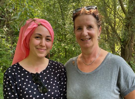 Kübra Kücük vom Jugendtreff Enzberg (links) und Susanne Höhlein-Stokowski (consilio).