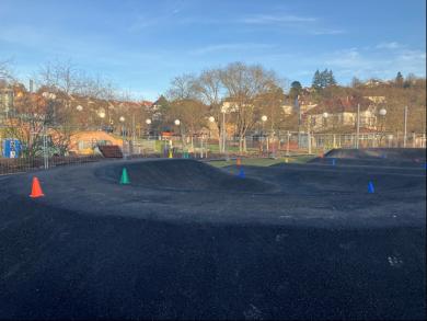 Kleinkinderpumptrack, im Hintergrund entsteht eine Liegewiese 