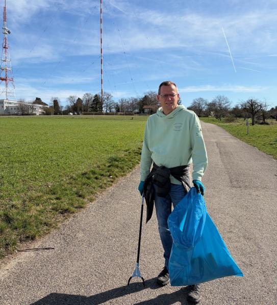 Herr Oberbürgermeister Stephan Retter beim Müllsammeln am Senderhang